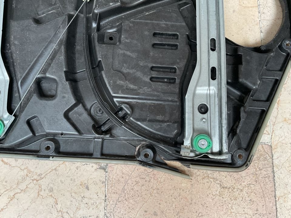 A4477204000  MERCEDES VİTO W447 447 SAĞ ÖN CAM KRİKO PLASTİĞİ ÇIKMA ORJİNAL