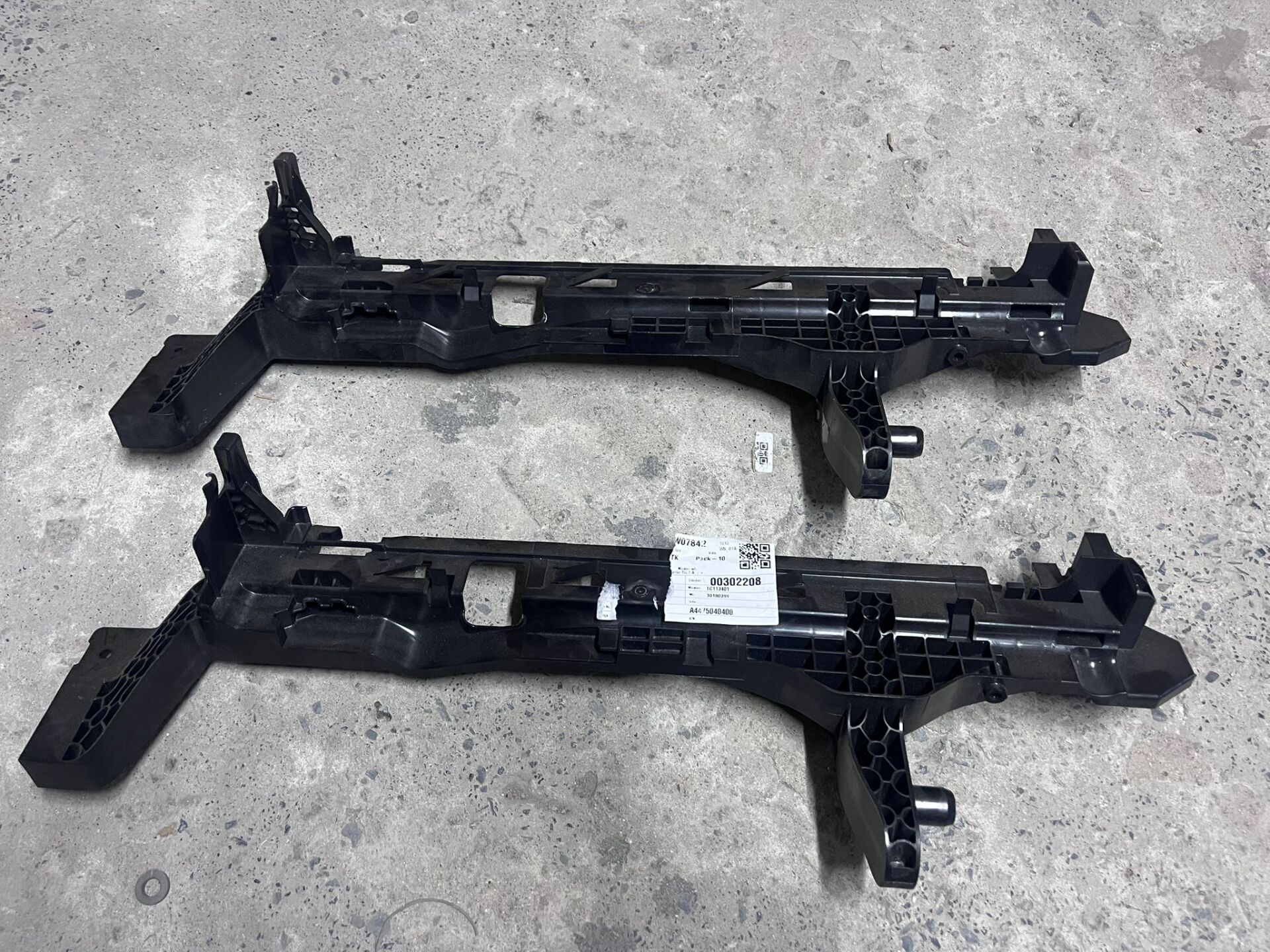 A4475040400 MERCEDES VİTO W447 447 RADYATÖR SOL YAN AYAK SIFIR ORJİNAL