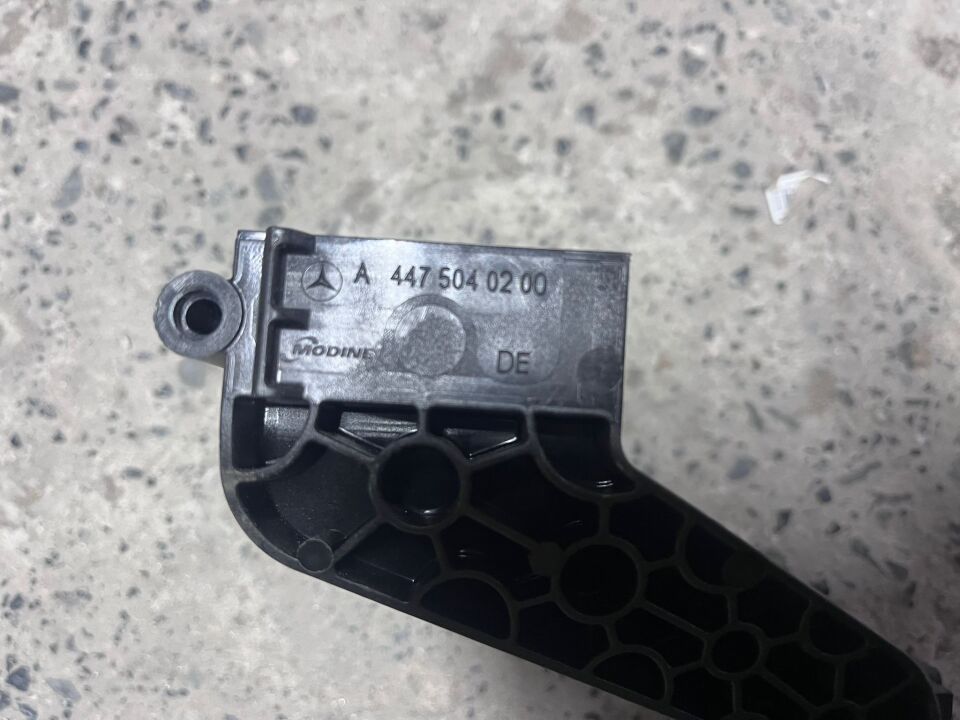 A4475040200 MERCEDES VİTO W447 447 RADYATÖR SAĞ YAN AYAK SIFIR ORJİNAL