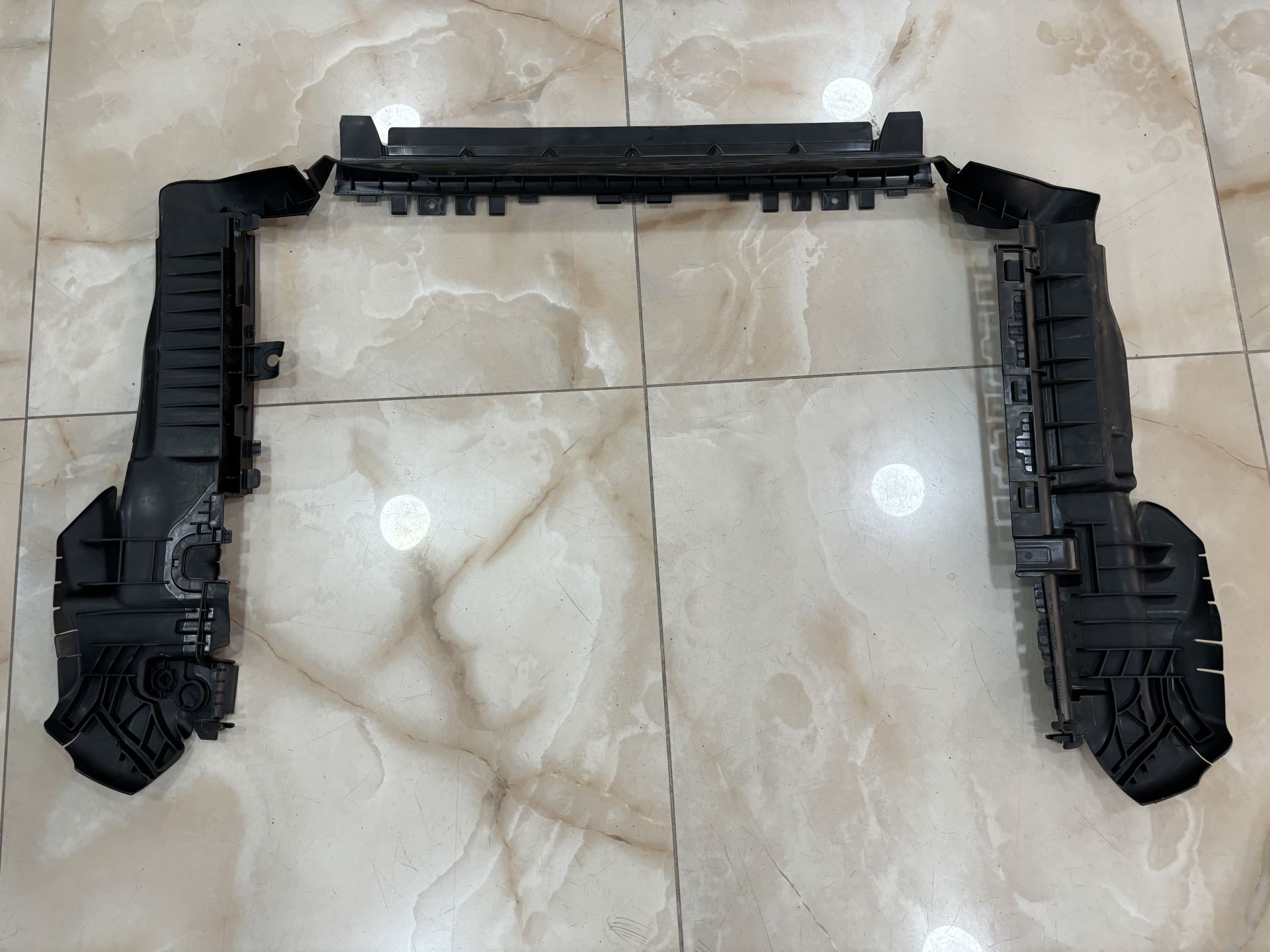 A2135050030 MERCEDES W213 W238 W253 W257 RADYAYÖR ÇERÇEVESİ SIFIR ORJ