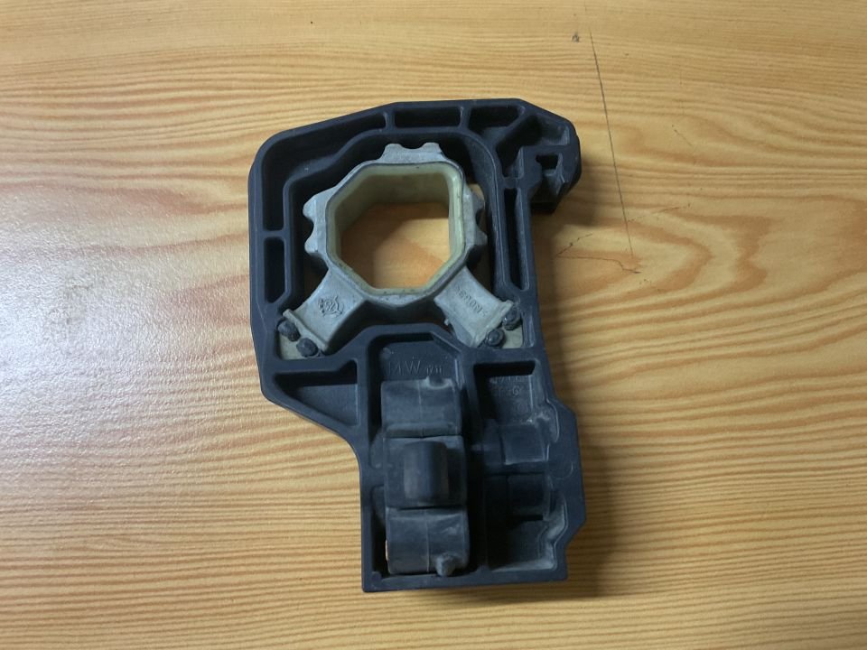 7575248 BMW F10 ALT SAĞ RADYATÖR AYAĞI ÇIKMA ORJİNAL