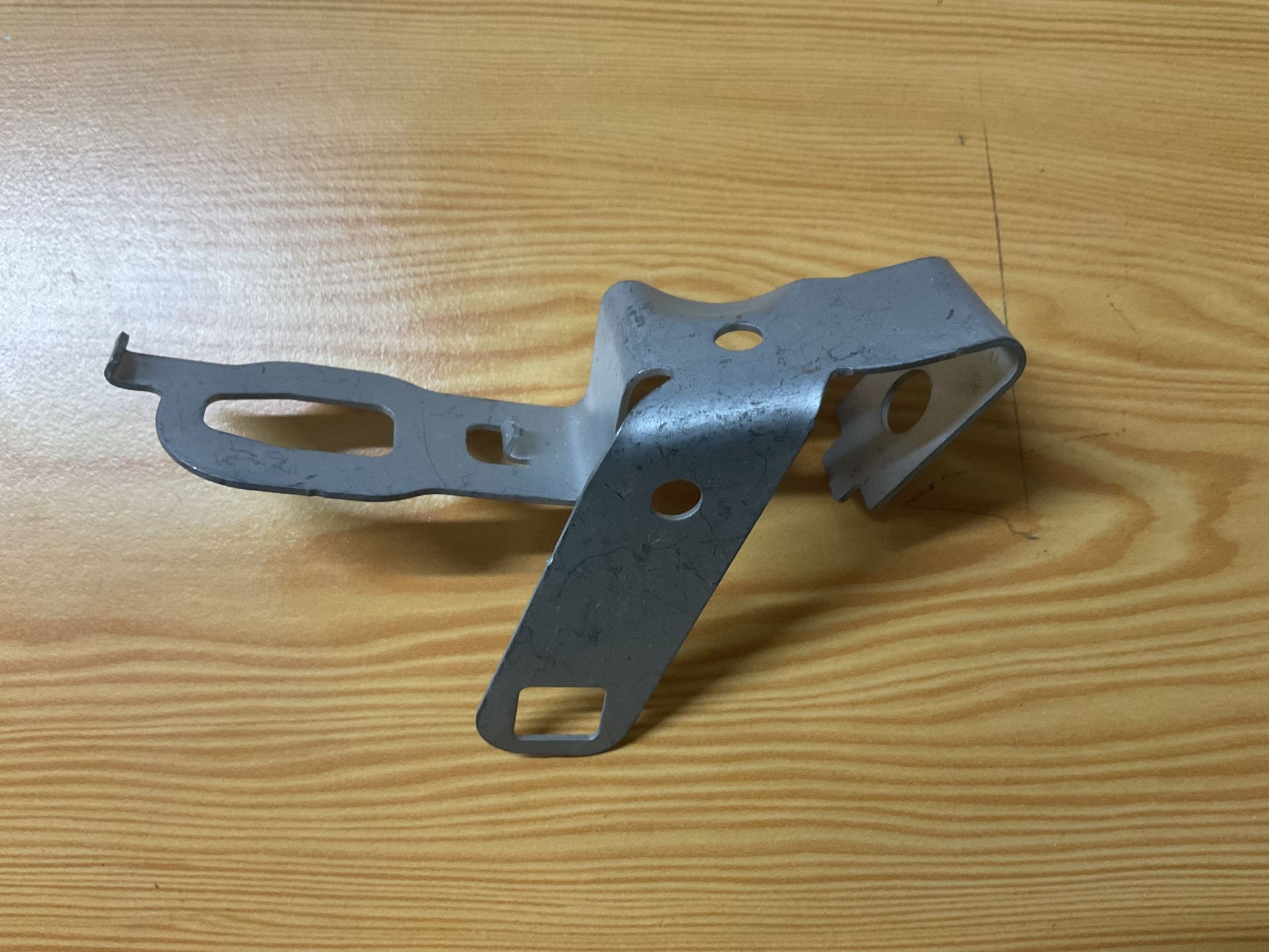 A2055240040 MERCEDES W205 ÖN SOL ÇAMURLUK BRAKETİ  ÇIKMA ORJİNAL