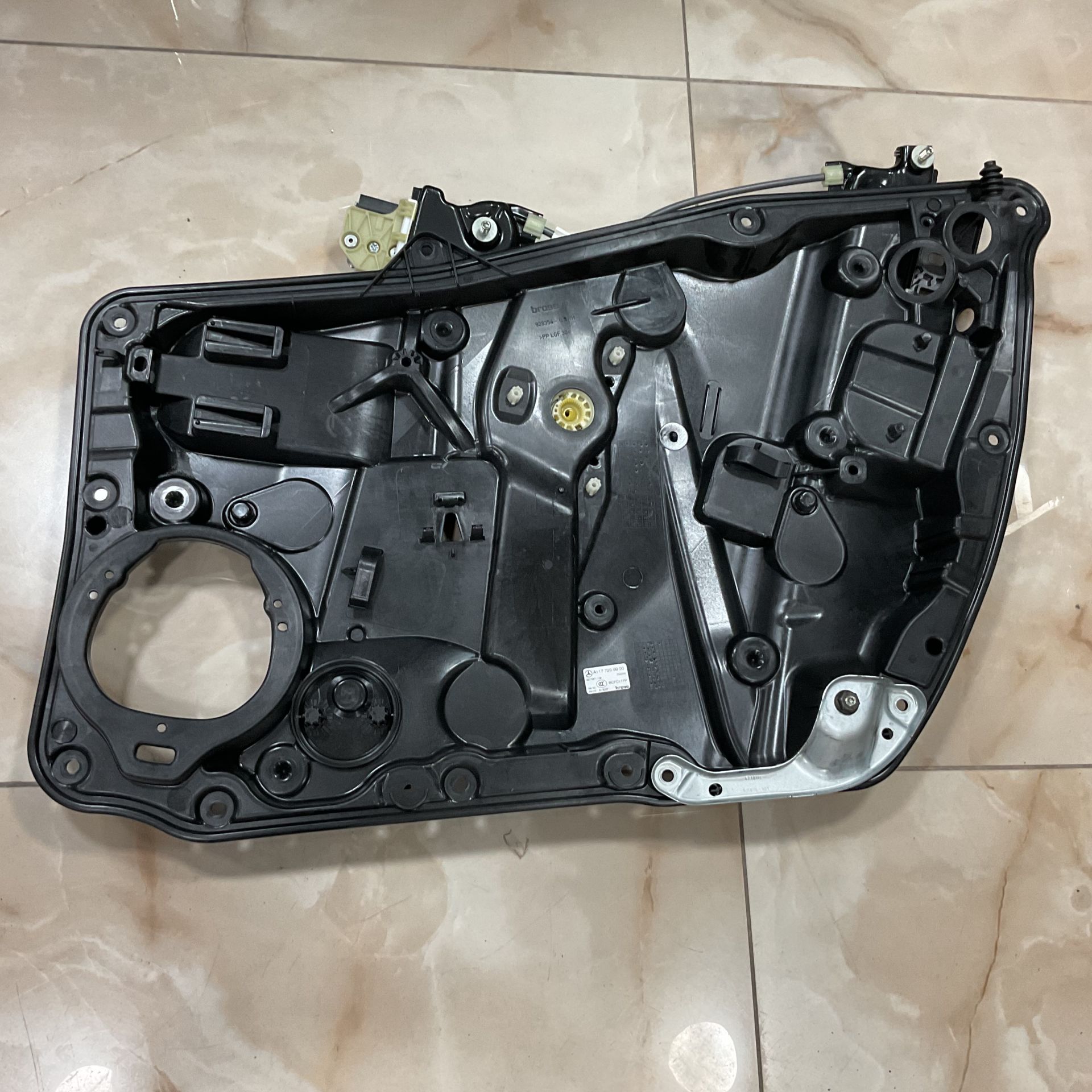 A1177209900 MERCEDES W117 CLA SAĞ ÖN KAPI CAM KRİKOSU SIFIR ORJİNAL