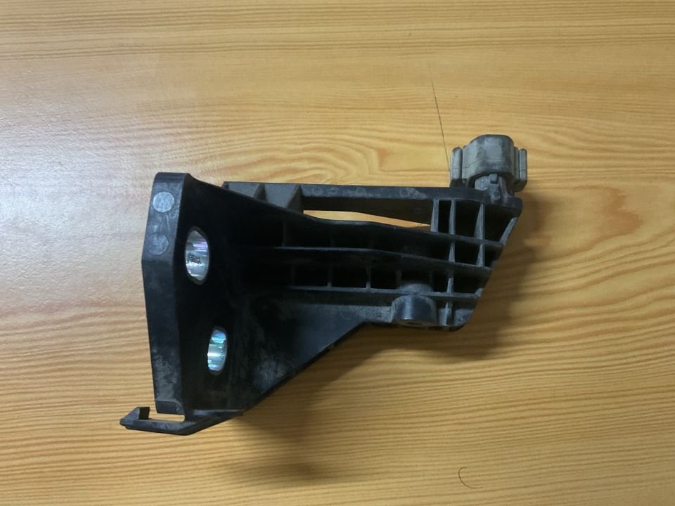 A2055014420 MERCEDES W205 ÖN SAĞ RADYATÖR BRAKETİ ÇIKMA ORJİNAL