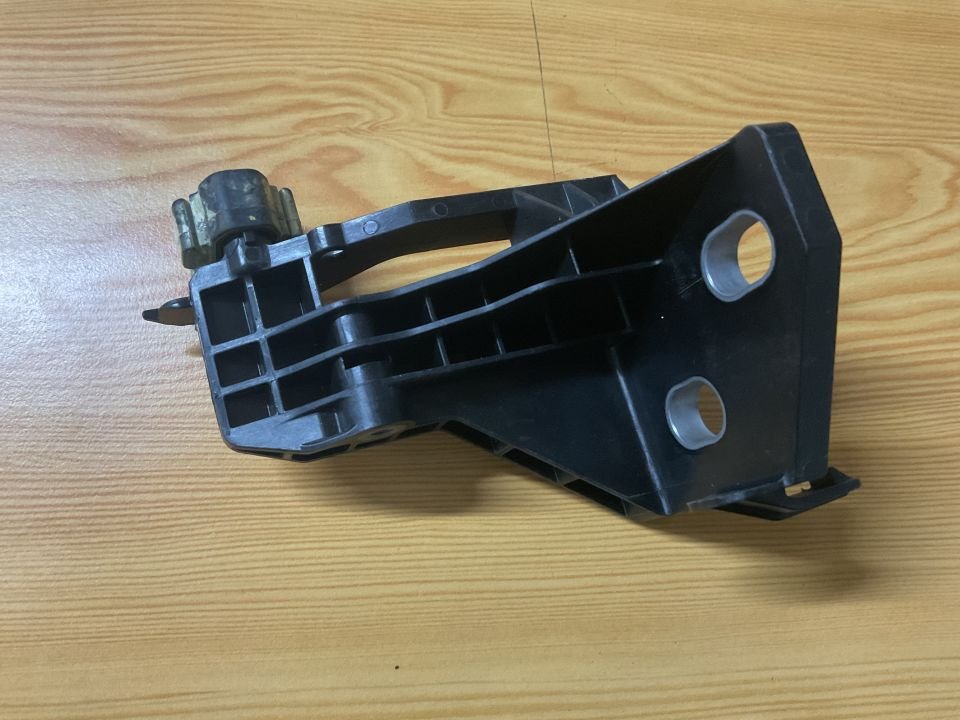 A2055014320 MERCEDES W205 ÜST SOL RADYATÖR BRAKETİ ÇIKMA ORJİNAL