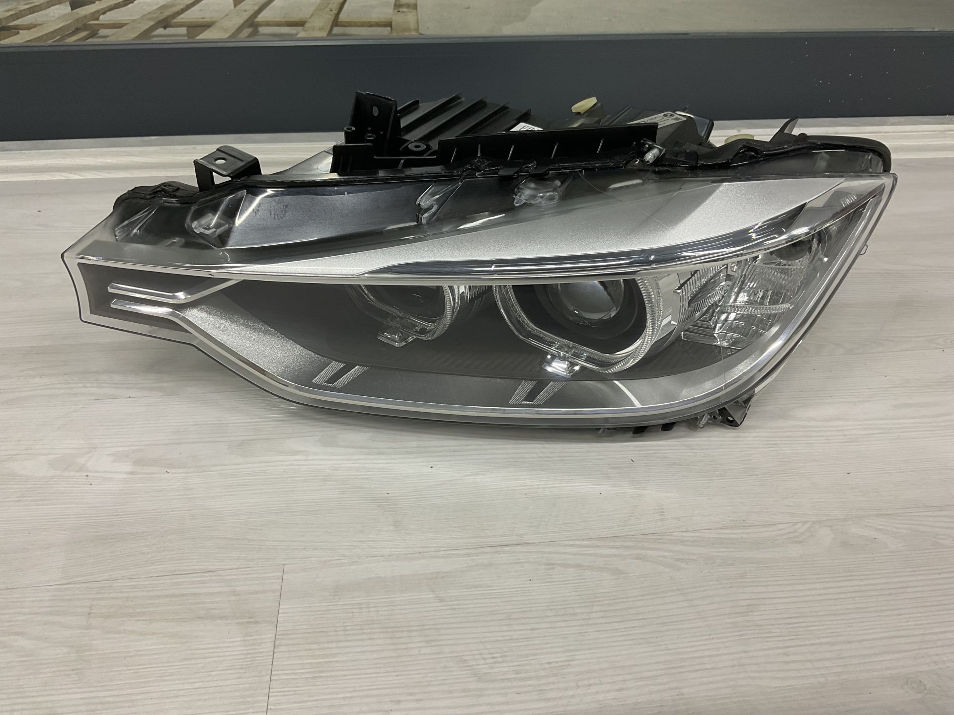 63117259525 7259525 BMW F30 F35 ÖN SOL XENON FAR ÇIKMA ORJİNAL (CAM KASA DEĞİŞMİŞ SU ALMAYA KARŞI GARANTİLİ)