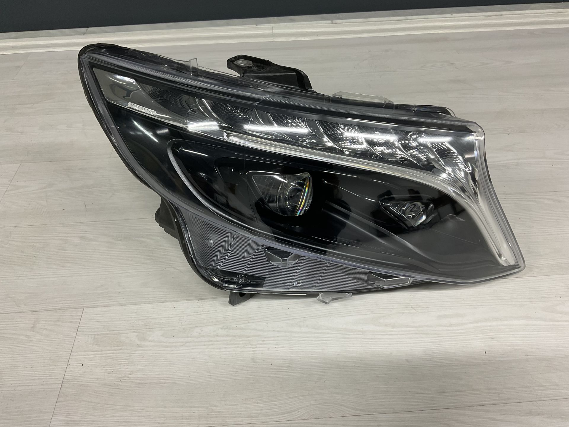 A4479063301 MERCEDES W447 124 CDI ÖN SAĞ FAR ÇIKMA ORJİNAL(CAM DEĞİŞMİŞ AYAKLAR TAMİRLİ  SU ALMAYA KARŞI GARANTİLİ)