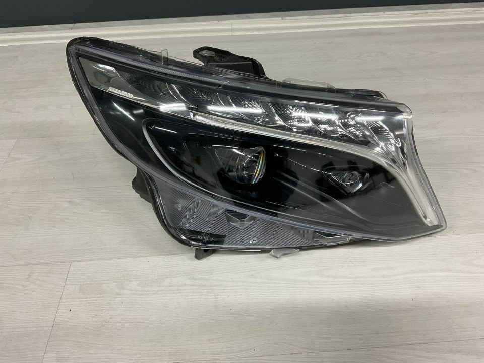 A4479063301 MERCEDES W447 124 CDI ÖN SAĞ FAR ÇIKMA ORJİNAL(CAM DEĞİŞMİŞ AYAKLAR TAMİRLİ  SU ALMAYA KARŞI GARANTİLİ)