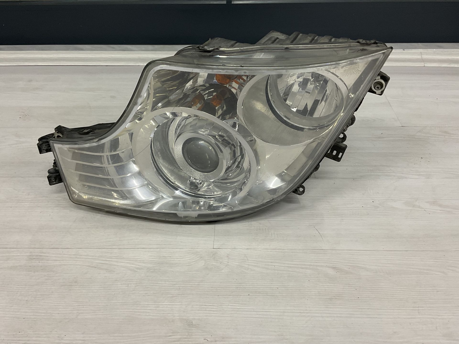 A9608200639 MERCEDES W960 ACTROS ÖN SOL ZENON FAR ÇIKMA ORJİNAL (HATASIZ)