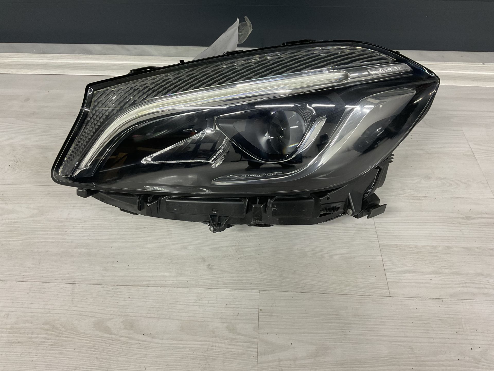 A1769068900 MERCEDES W176 ÖN SOL FAR ÇIKMA ORJİNAL(CAM DEĞİŞMİŞ AYAK TAMİRLİ SU ALMAYA KARŞI GARANTİLİ)