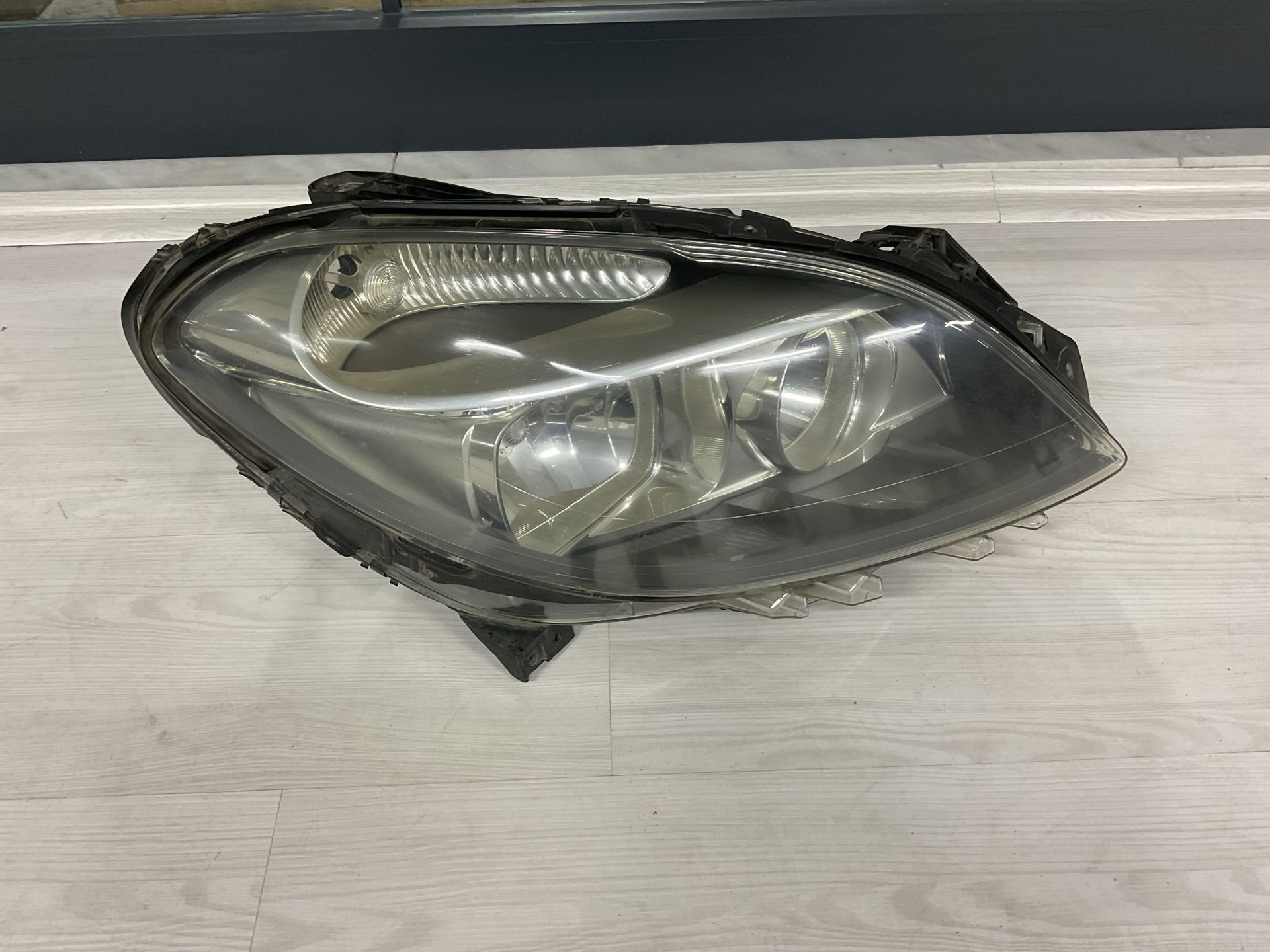 A2468200261 MERCEDES W246 ÖN SAĞ HALOJEN FAR ÇIKMA ORJİNAL(AYAK TAMİRLİ)
