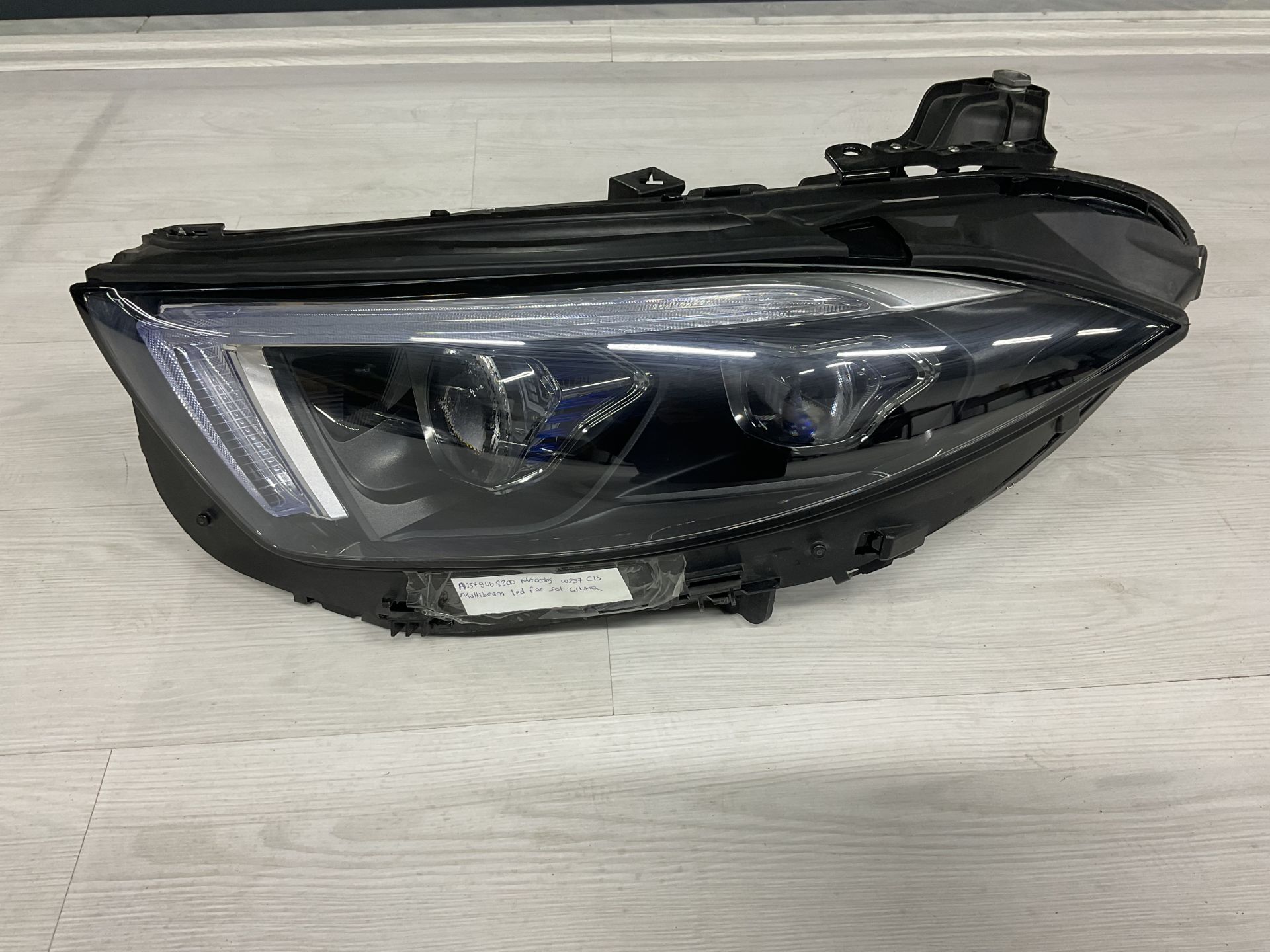 A2579068300 MERCEDES W257 MULTİBEAM LED ÖN SOL FAR ÇIKMA ORJİNAL(CAM DEĞİŞMİŞ AYAK TAMİRLİ SU ALMAYA KARŞI GARANTİLİ)
