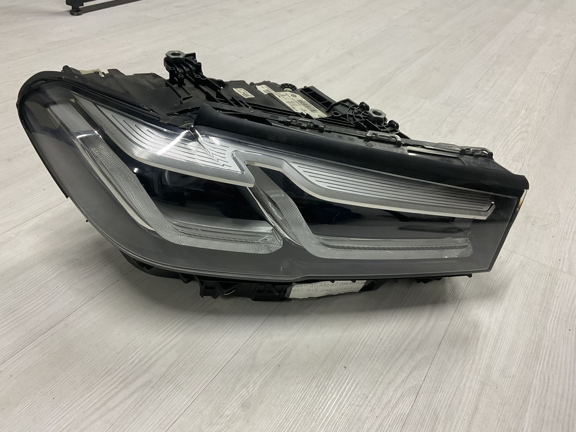 63119479262 9479262 BMW G30 ÖN SAĞ LEDLİ FAR ÇIKMA ORJİNAL(CAM DEĞİŞMİŞ SU ALMAYA KARŞI GARANTİLİDİR)