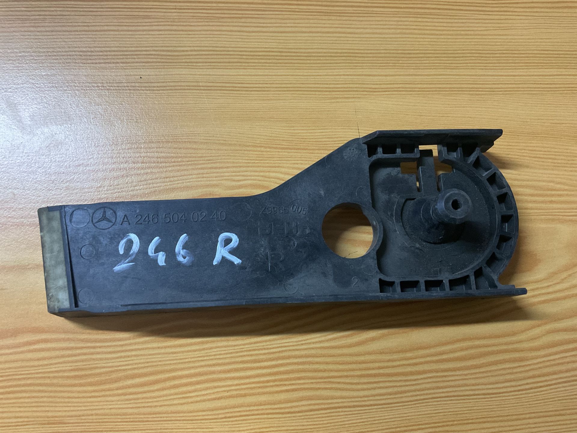 A2465040240 MERCEDES W246 ÖN ALT SAĞ RADYATÖR TUTUCU ÇIKMA ORJİNAL