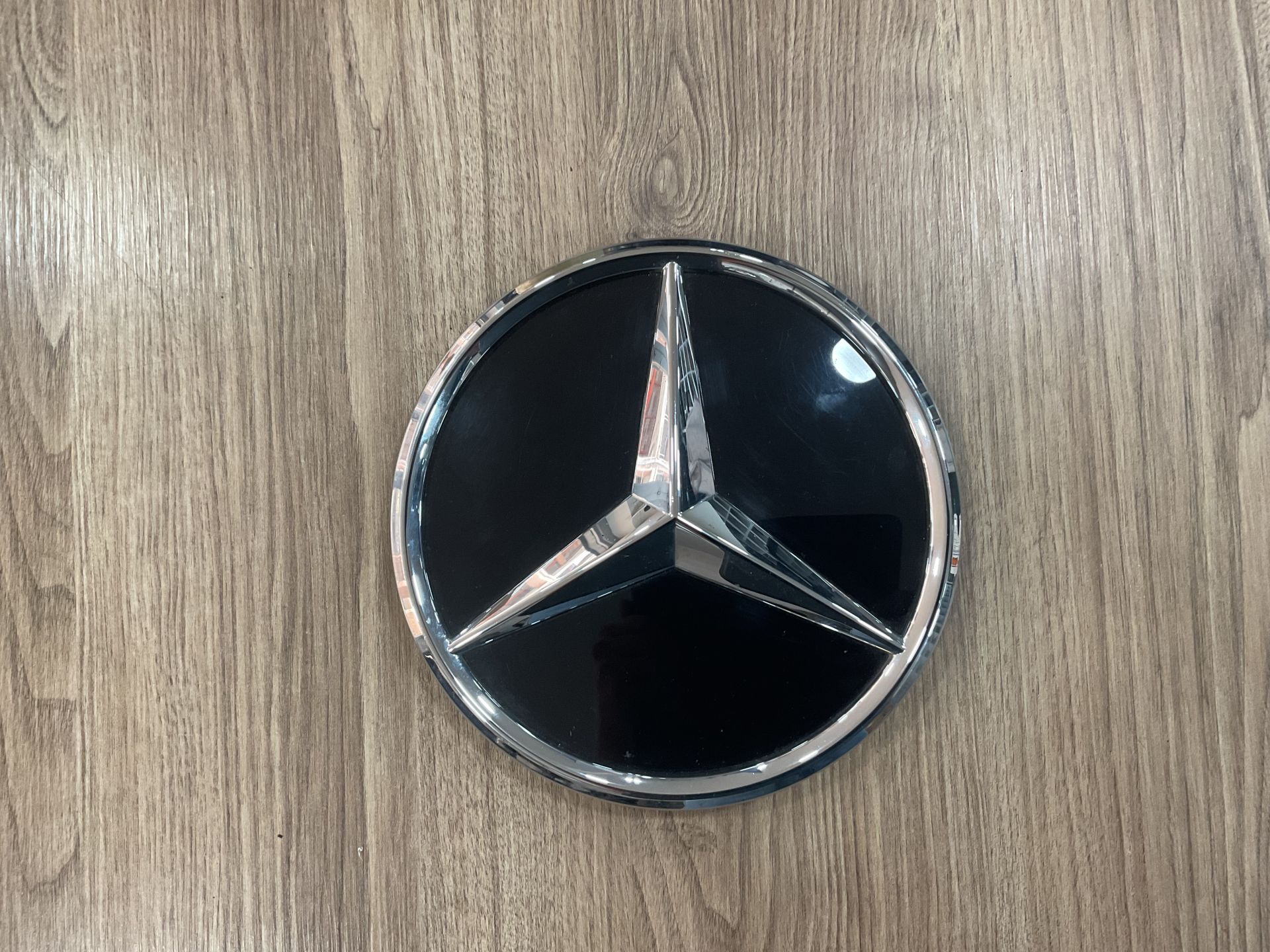 A0008880400 MERCEDES W177 W247 ÖN PANJUR AMBLEMİ ÇIKMA ORJİNAL