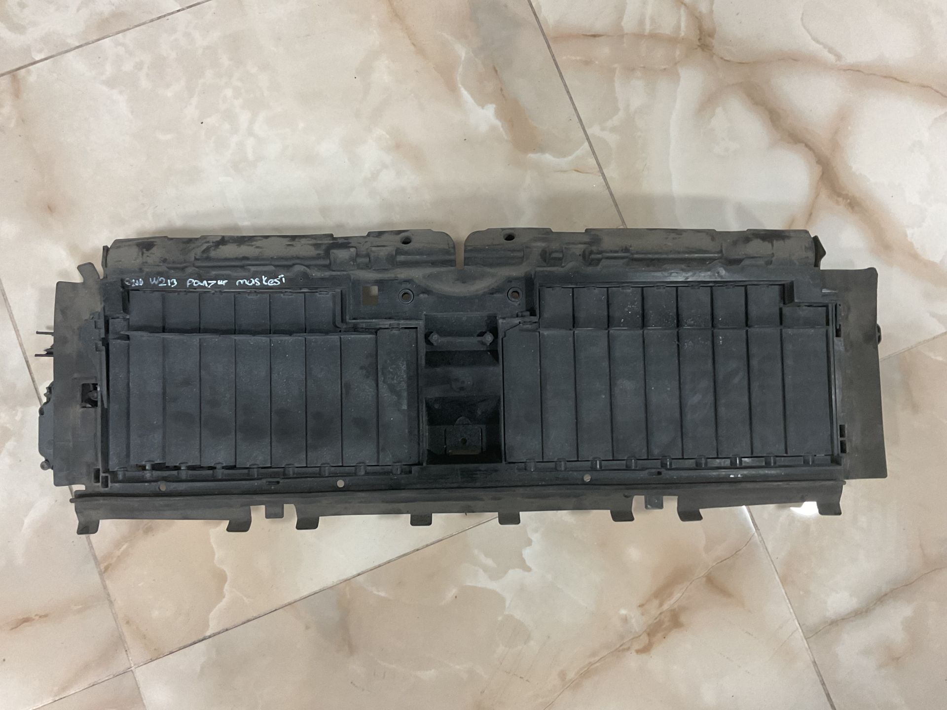 A2135002300 MERCEDES W213 RADYATÖR HAVA KANALI ÇIKMA ORJİNAL