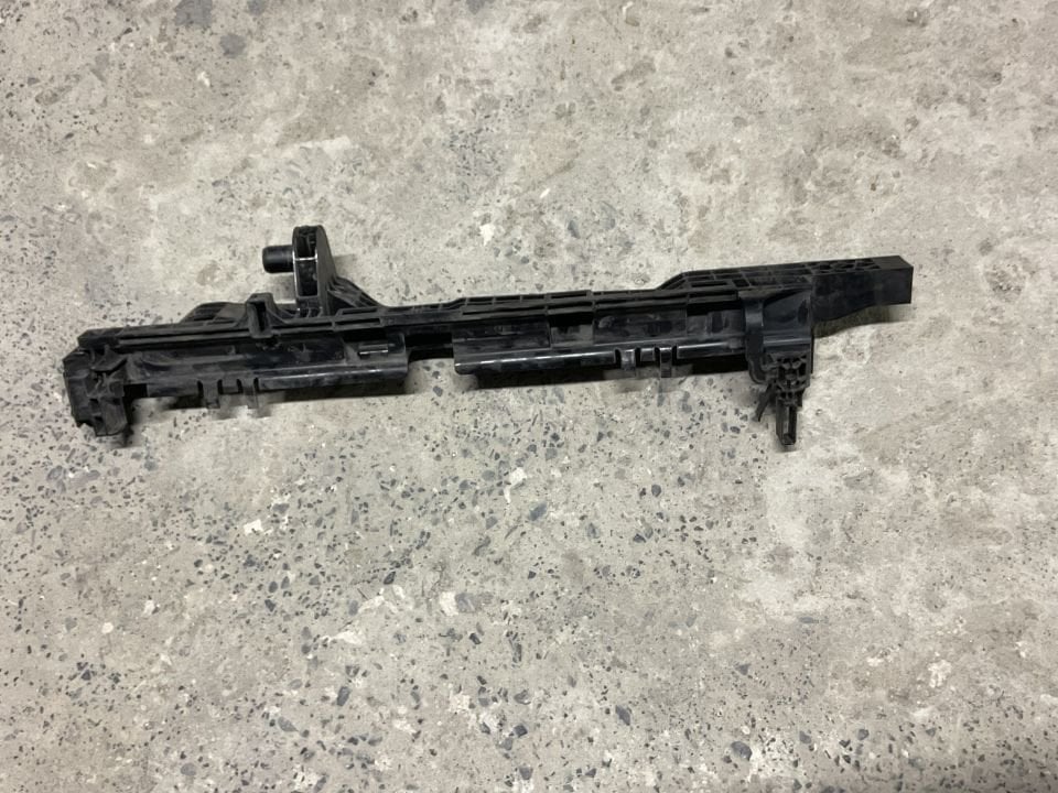 A9075040100 MERCEDES W907 ÖN SAĞ RADYATÖR AYAĞI ÇIKMA ORJİNAL