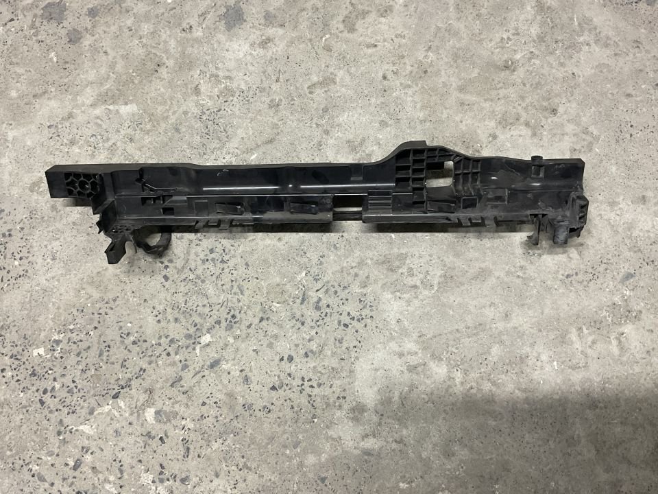 A9075040100 MERCEDES W907 ÖN SAĞ RADYATÖR AYAĞI ÇIKMA ORJİNAL