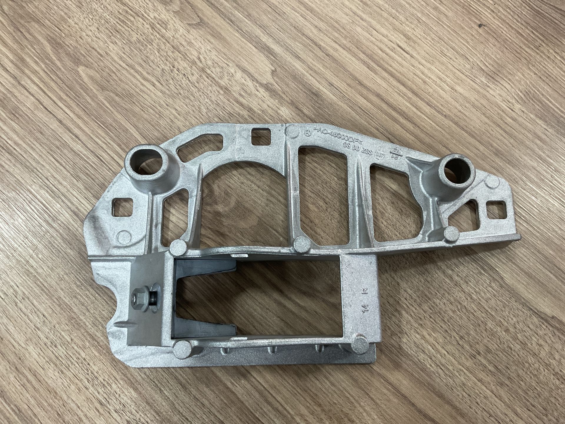 A2057500428 MERCEDES W205 SAĞ BAGAJ MENTEŞE AYAĞI ÇIKMA ORJİNAL