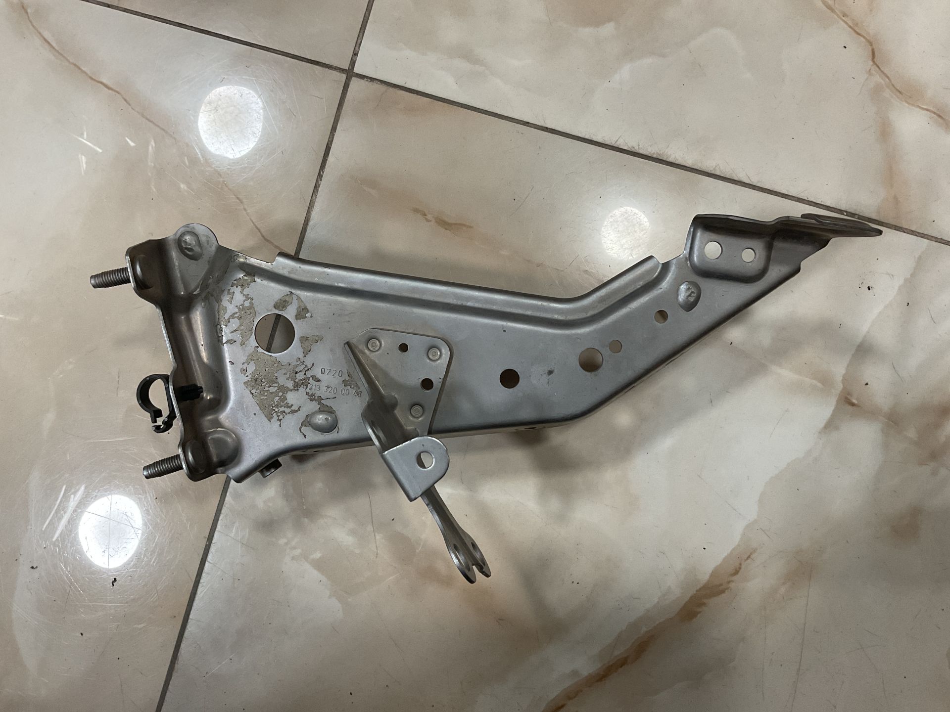 A2133200043 MERCEDES W213 W253 W257 W293 KOMPRESÖR BRAKETİ ÇIKMA ORJİNAL