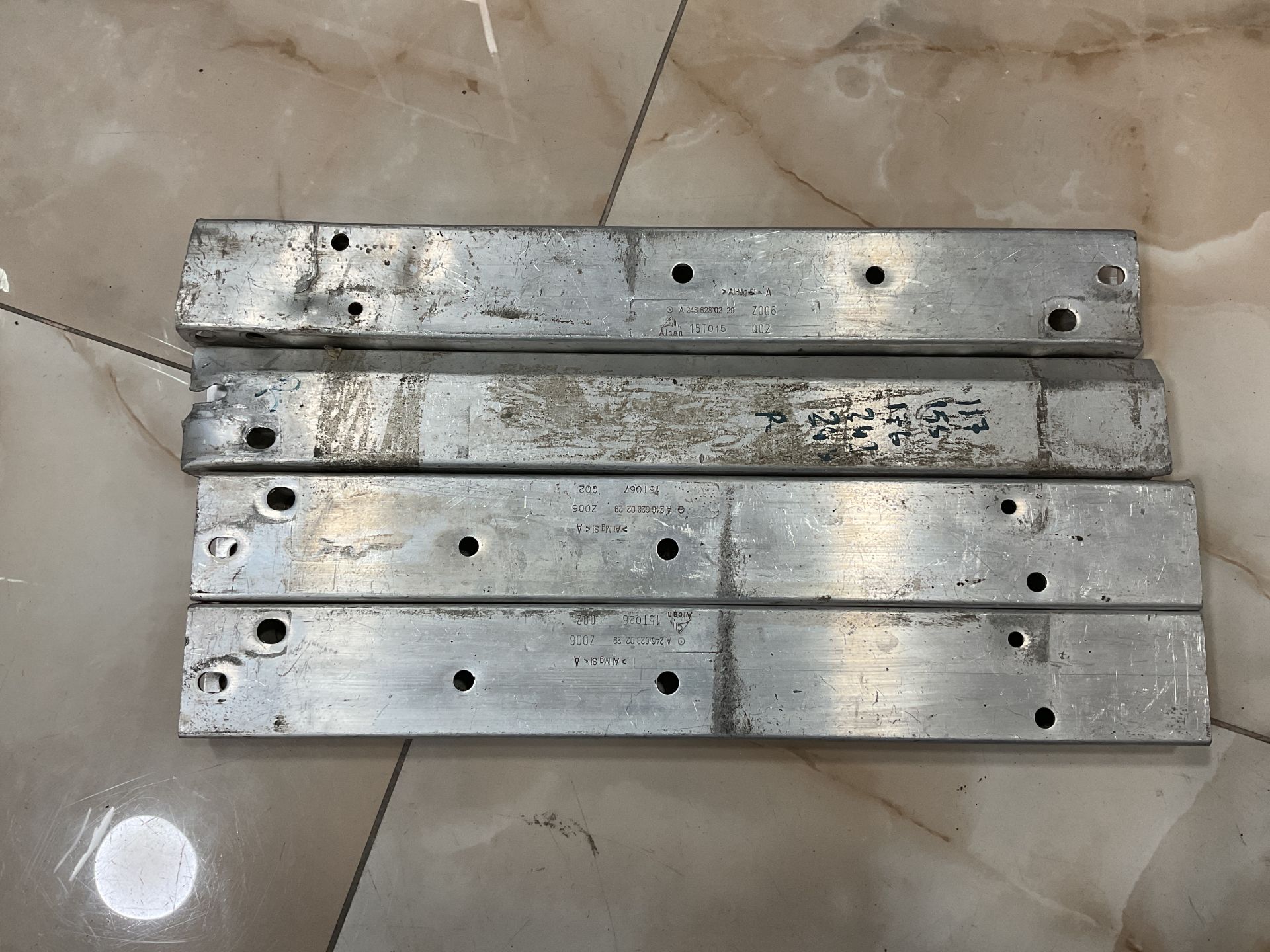 A2466280229 MERCEDES W117 RADYATÖR TAŞICI TRAVERSİ BAĞLANTI AYAK ÇIKMA ORJİNAL