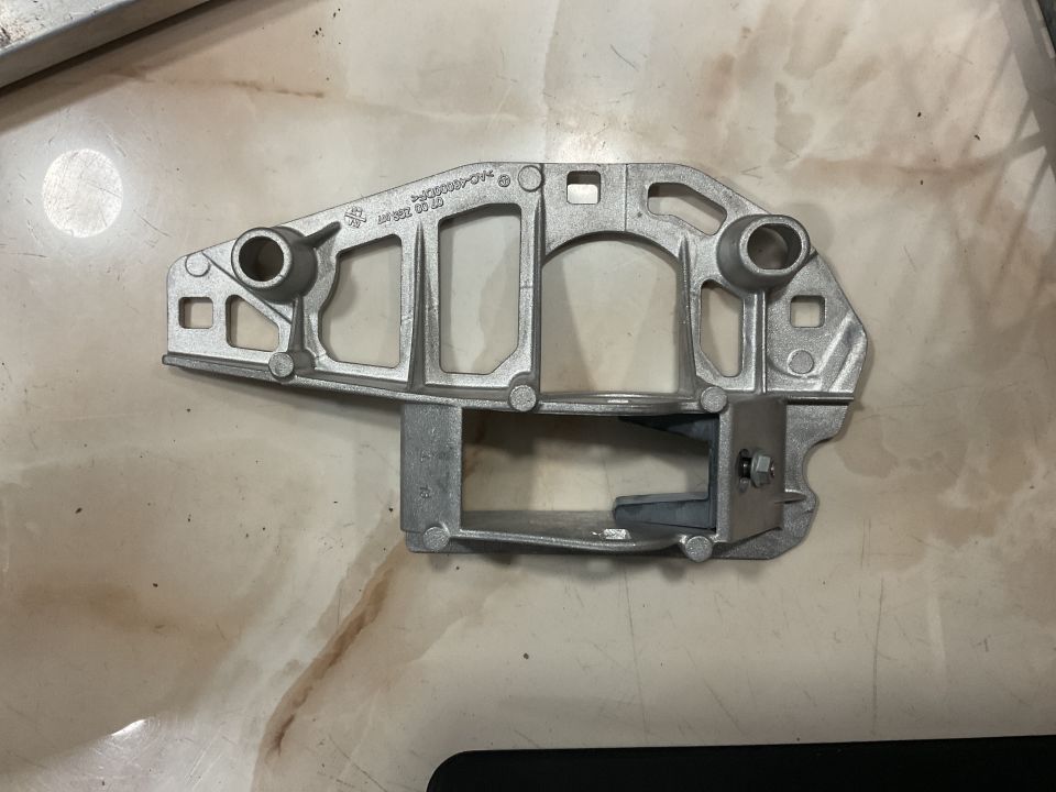 A2057500328 MERCEDES W205 SOL BAGAJ MENTEŞE AYAĞI ÇIKMA ORJİNAL