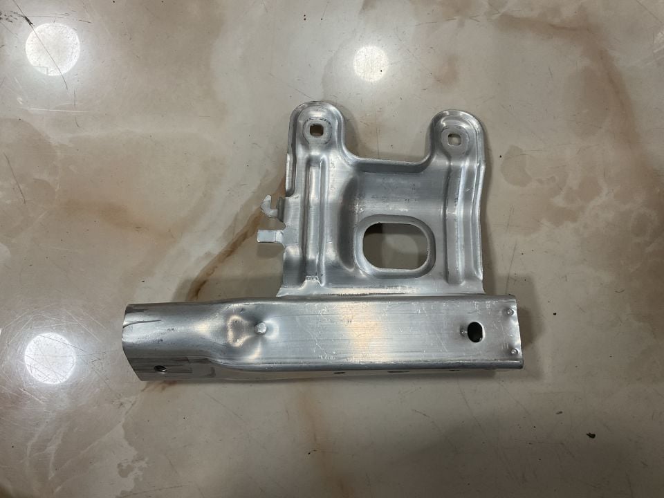 51117266194 7266194 BMW F20 F21 F22 F23 F30 F31 F35 LCİ SOL ÖN PANEL BAĞLANTI AYAĞI SIFIR Y.S