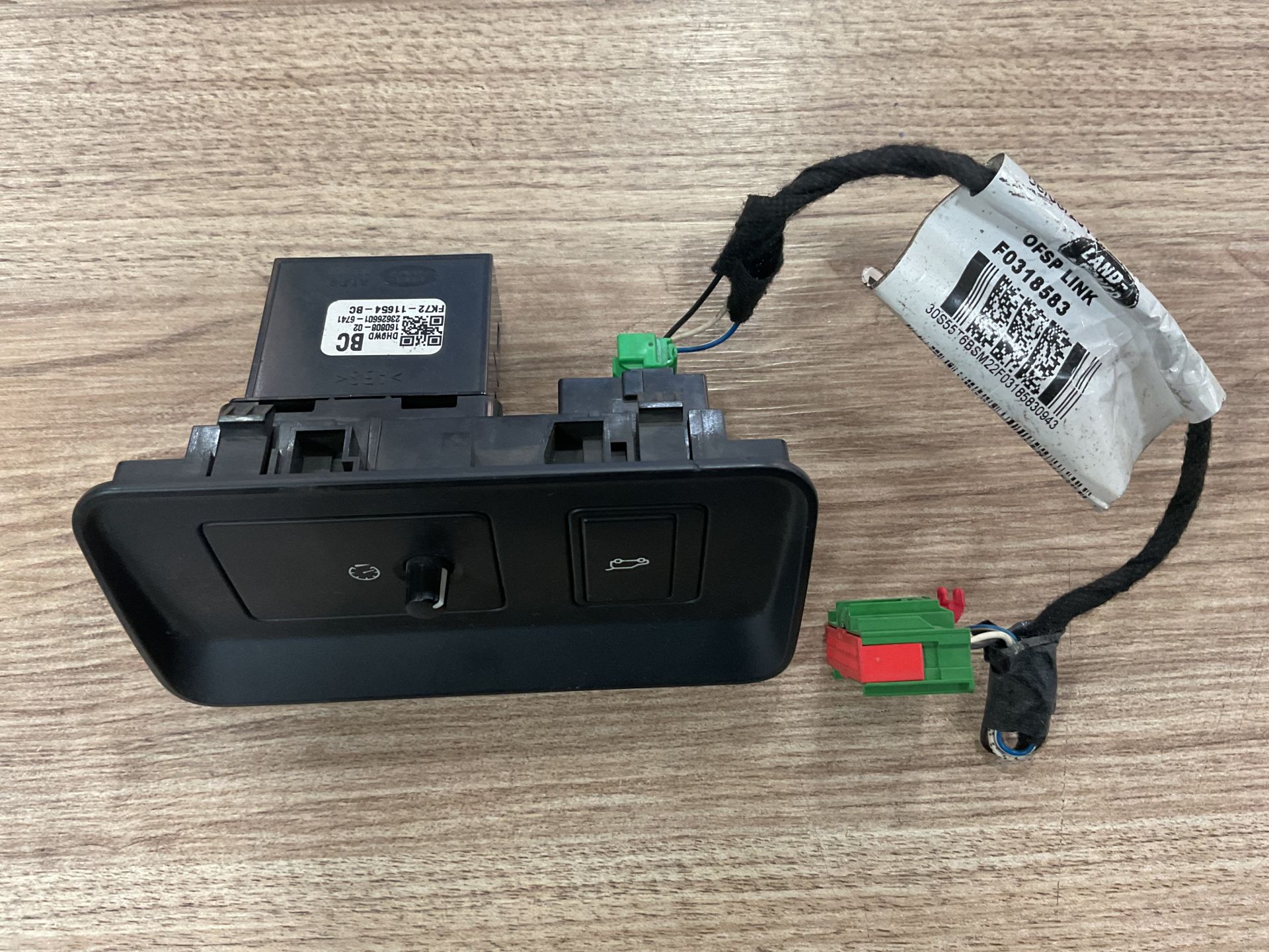 FK7211654BC  LAND ROVER DISCOVERY ARAÇ İÇİ BAGAJ AÇMA DÜĞMESİ ÇIKMA ORJİNAL