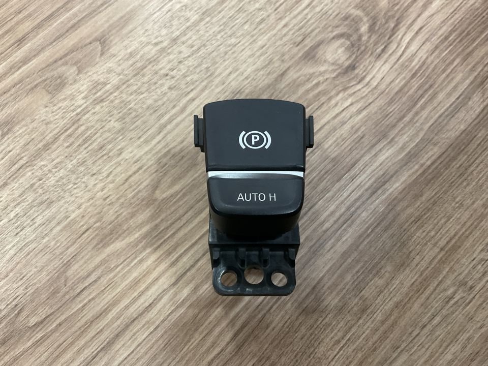6842027 9109311 BMW G30 PARK DÜĞMESİ ÇIKMA ORJİNAL